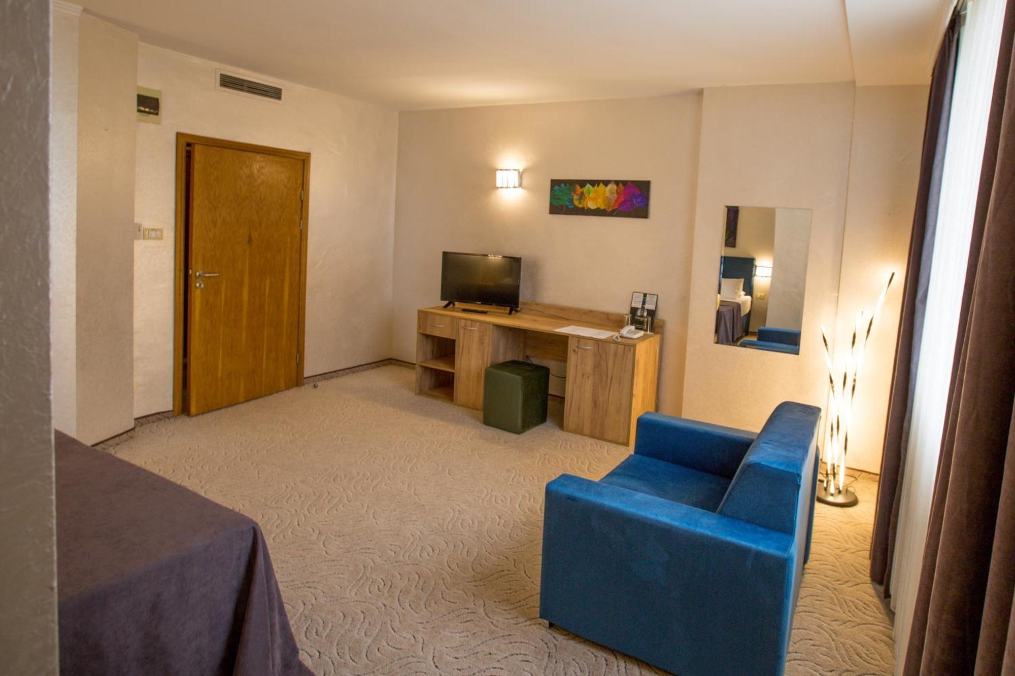 Terra Europe Brontes Hotel 타르고비쉬테 외부 사진