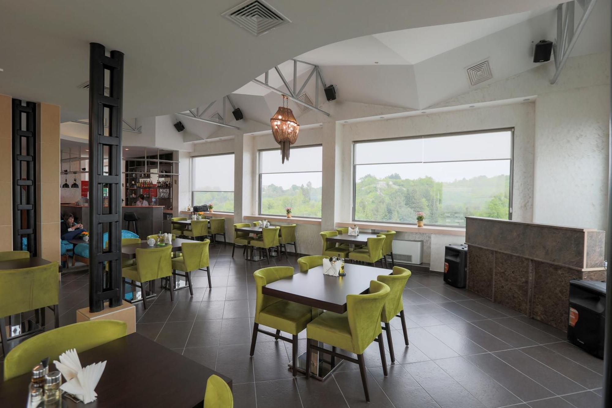 Terra Europe Brontes Hotel 타르고비쉬테 외부 사진