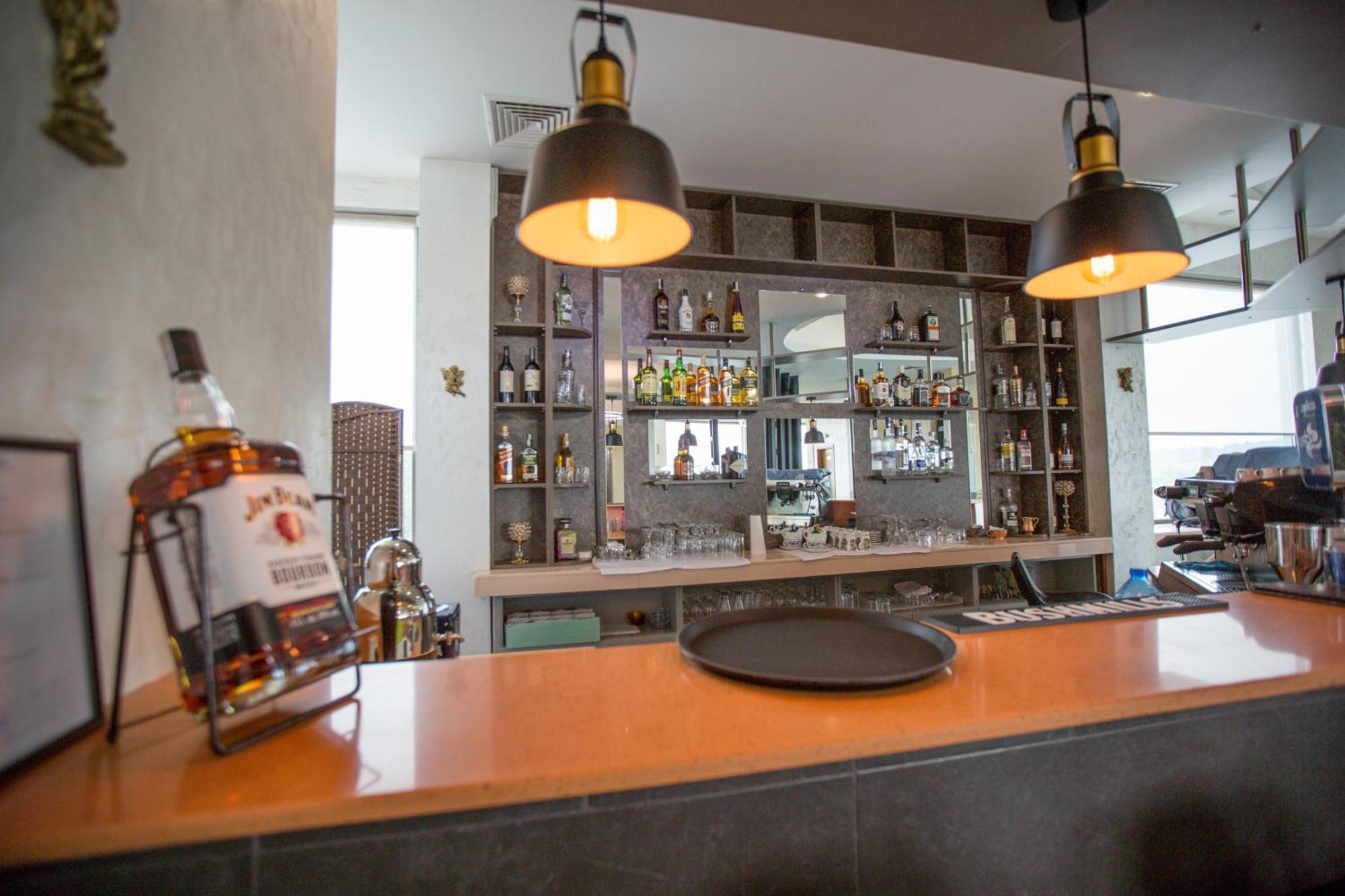 Terra Europe Brontes Hotel 타르고비쉬테 외부 사진