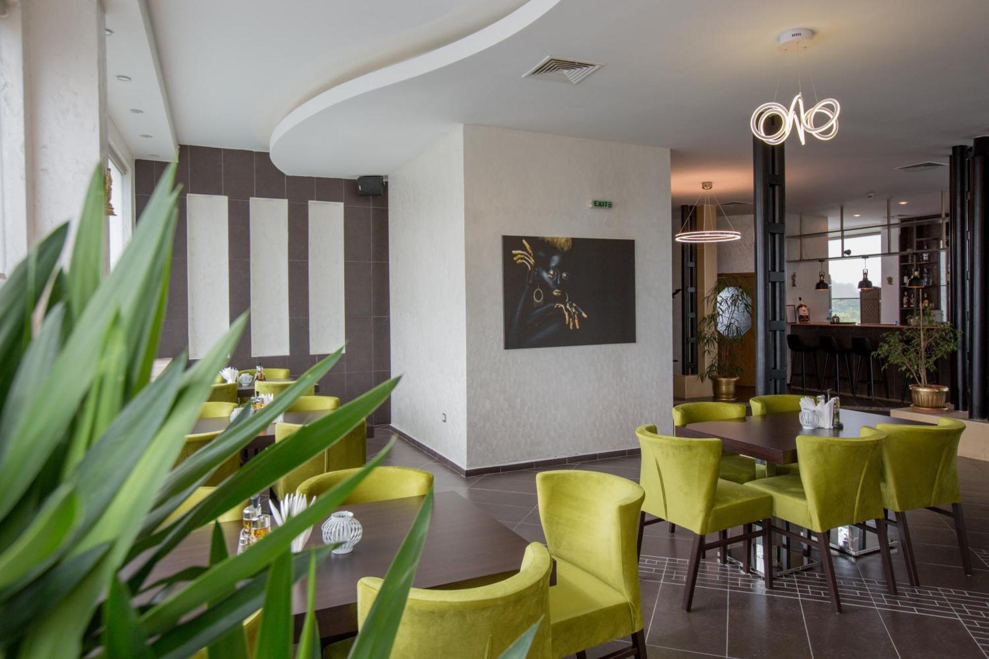 Terra Europe Brontes Hotel 타르고비쉬테 외부 사진