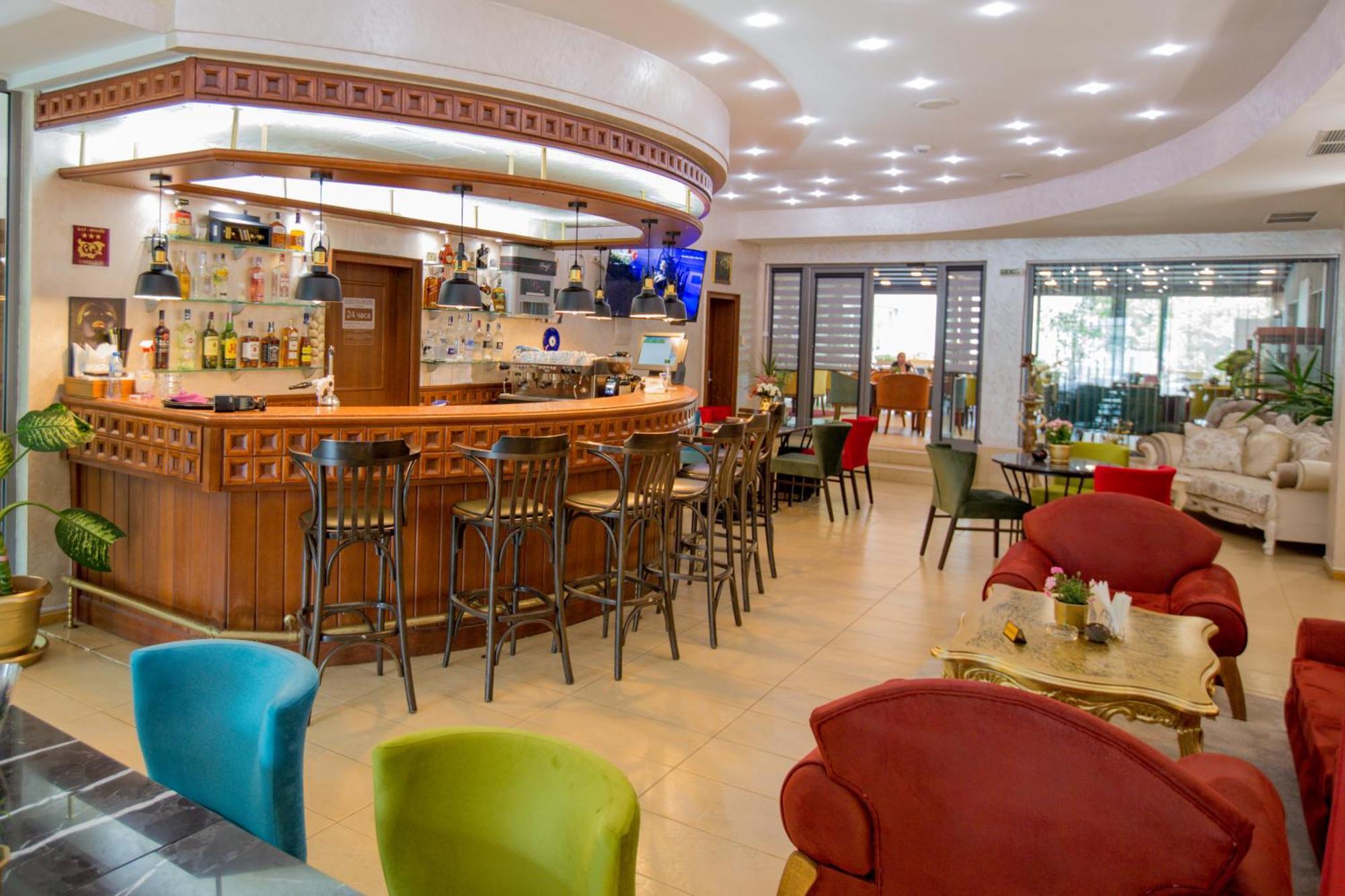Terra Europe Brontes Hotel 타르고비쉬테 외부 사진