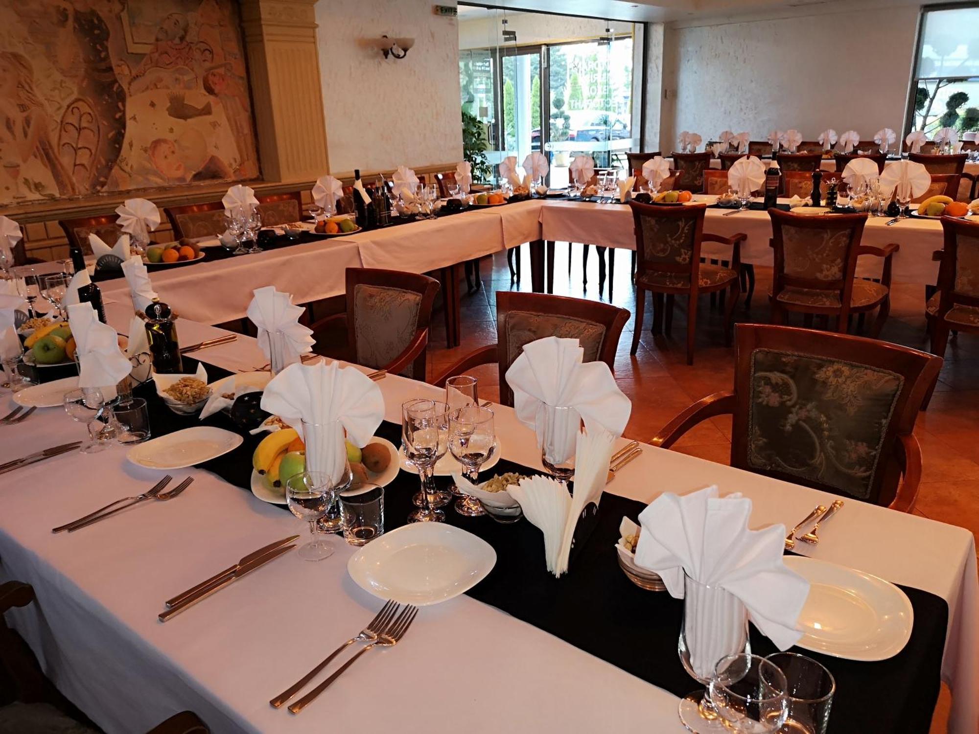 Terra Europe Brontes Hotel 타르고비쉬테 외부 사진