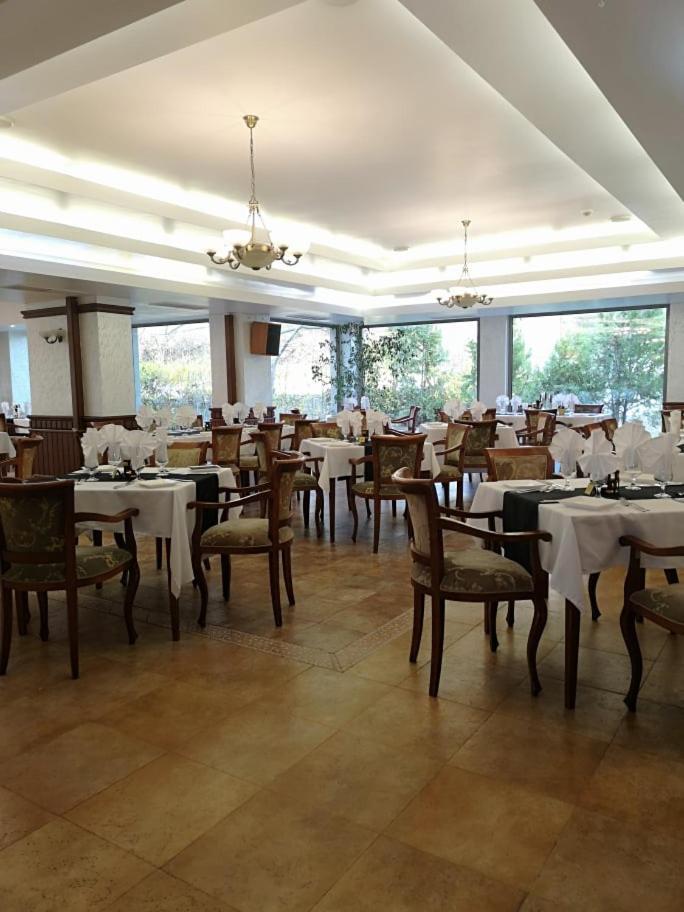 Terra Europe Brontes Hotel 타르고비쉬테 외부 사진