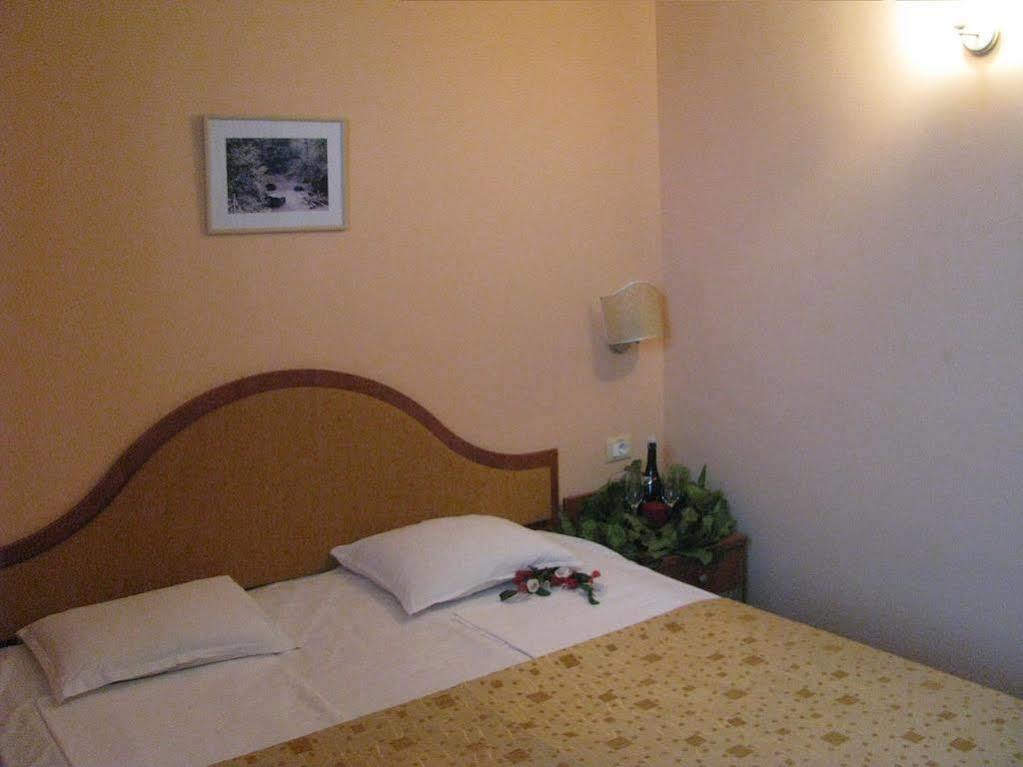 Terra Europe Brontes Hotel 타르고비쉬테 외부 사진