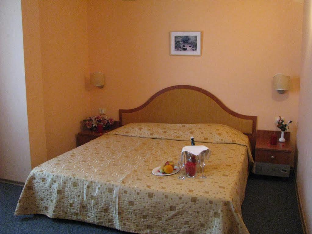 Terra Europe Brontes Hotel 타르고비쉬테 외부 사진