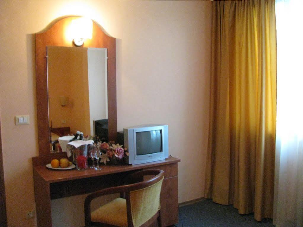 Terra Europe Brontes Hotel 타르고비쉬테 외부 사진