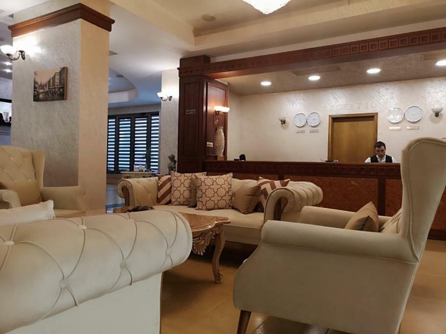 Terra Europe Brontes Hotel 타르고비쉬테 외부 사진