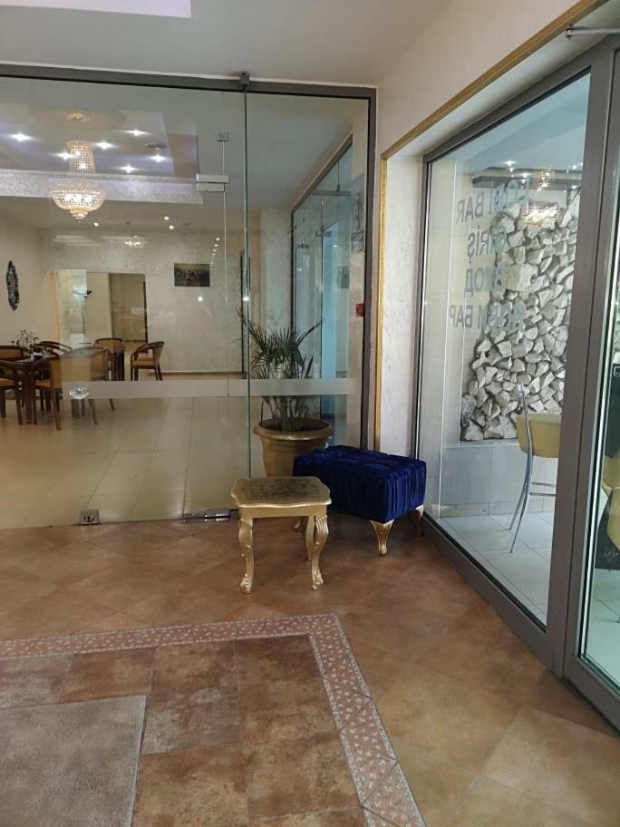 Terra Europe Brontes Hotel 타르고비쉬테 외부 사진