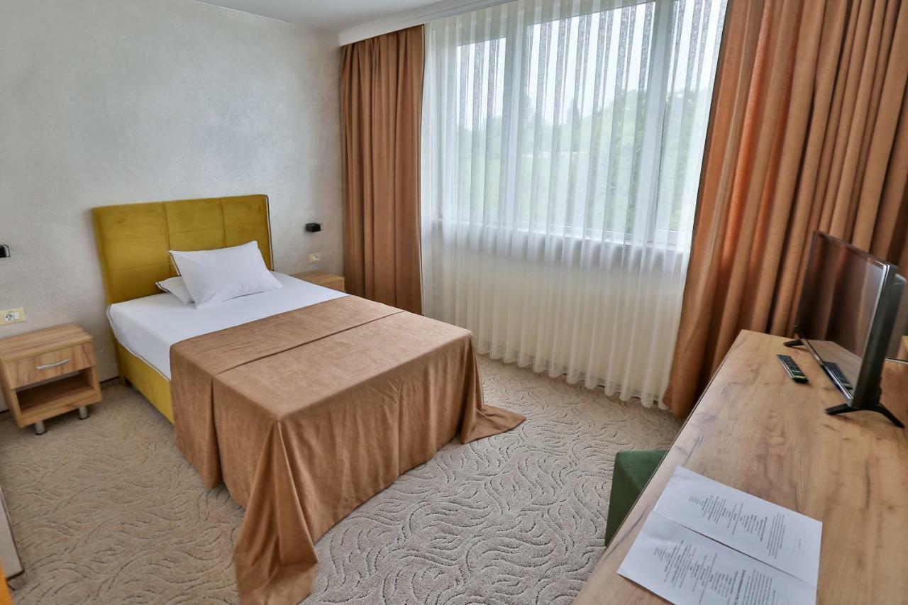 Terra Europe Brontes Hotel 타르고비쉬테 외부 사진